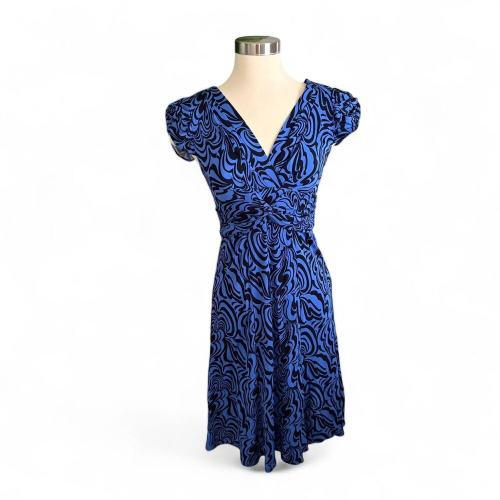 Nanette Lepore blue paisley wrap dress with ruched waist and cap sleeves. Size:
